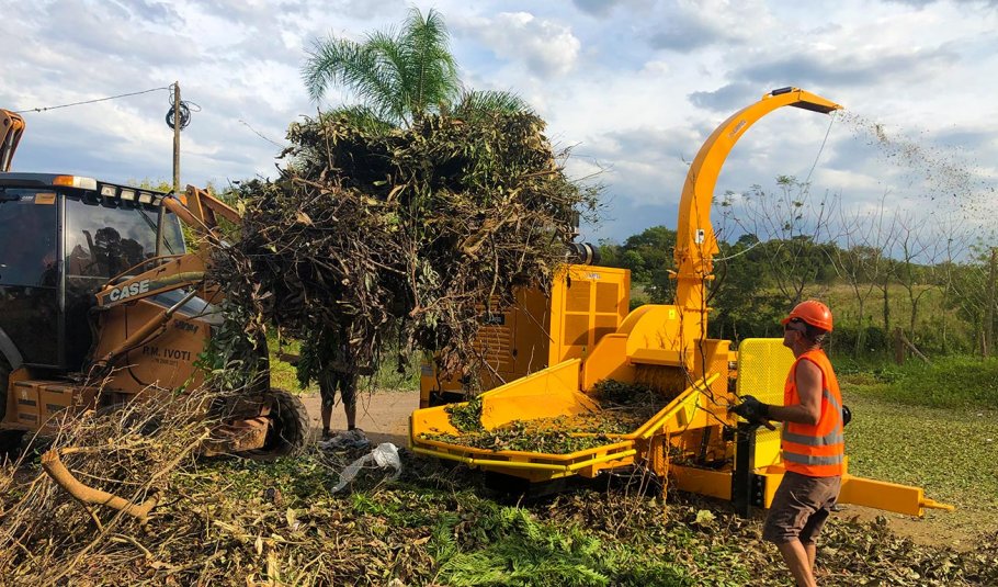 Picador florestal amarelo da linha Castor em operação com resíduos de madeira.